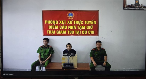 Sát hại mẹ ruột man rợ, nghịch tử nói 'không biết đúng hay sai'- Ảnh 1. Vụ án được xét xử trực tuyến, bị cáo Vàng tham gia phiên tòa từ điểm cầu nhà tạm giữ Trại giam T30 - Ảnh: Chụp màn hình