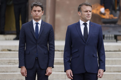 Ông Macron bác đơn từ chức của Thủ tướng Pháp Gabriel Attal (trái) - Ảnh: AFP Ông Macron bác đơn từ chức của Thủ tướng Pháp Gabriel Attal (trái) - Ảnh: AFP