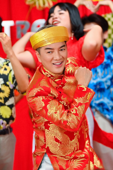 Đàm Vĩnh Hưng 'cưới vợ', dàn sao Việt nhiệt liệt chúc phúc- Ảnh 7. Đàm Vĩnh Hưng xây dựng hình ảnh vui nhộn trong MV đậm chất miền Tây