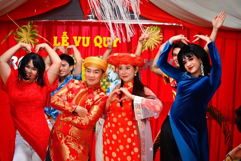 Đàm Vĩnh Hưng 'cưới vợ', dàn sao Việt nhiệt liệt chúc phúc- Ảnh 6. Xuyên suốt MV là loạt hình ảnh vui nhộn, hài hước