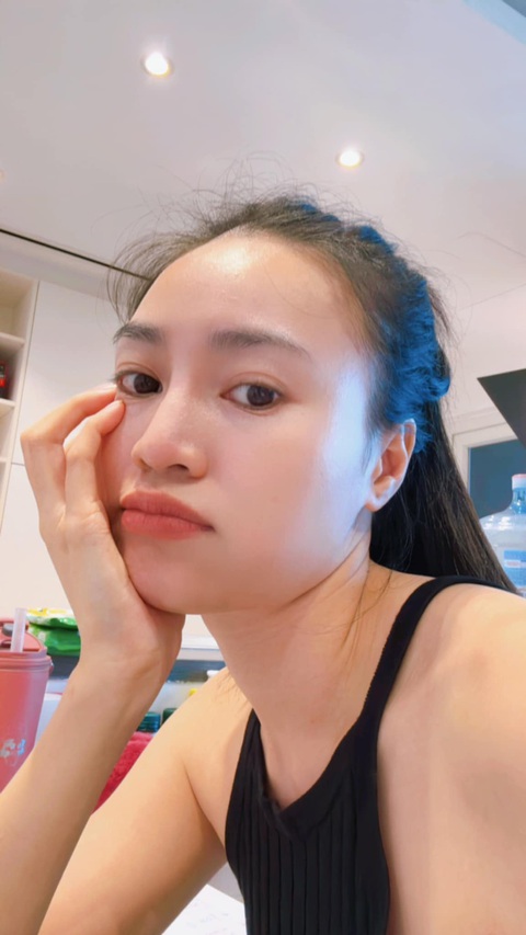 Ninh Dương Lan Ngọc bị ‘ném đá' vì chê Tiến Luật hát dở- Ảnh 1. Ninh Dương Lan Ngọc thừa nhận hát dở, còn việc chê giọng hát Tiến Luật chỉ là anh em đùa vui thân thiết.