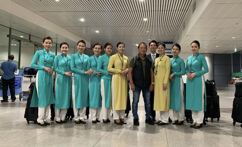 Ấm áp tình đồng hương trên một chuyến bay từ Mỹ- Ảnh 1. Ông Phan Bá Trường chụp ảnh kỉ niệm với cả đoàn tiếp viên hàng không đã hỗ trợ tận tình cho ông trong chuyến bay - Ảnh: NVCC