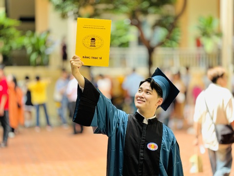 Học viên Đài Loan tốt nghiệp thạc sĩ báo chí tại Việt Nam- Ảnh 1. Peng Chun Sheng hoàn thành chương trình thạc sĩ báo chí đúng tiến độ, trở thành một trong sáu thạc sĩ báo chí đầu tiên của Trường đại học Khoa học xã hội và Nhân văn (Đại học Quốc gia TP.HCM) - Ảnh: M.G.