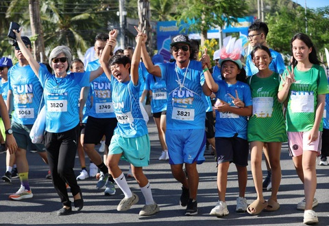 Khoảnh khắc cảm xúc của các gia đình trên đường đua Libera Fun Fest- Ảnh 1. Một gia đình nắm tay nhau thi đấu