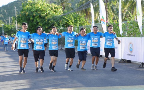 Khoảnh khắc cảm xúc của các gia đình trên đường đua Libera Fun Fest- Ảnh 4. Một nhóm runner khoác vai nhau cùng về đích.