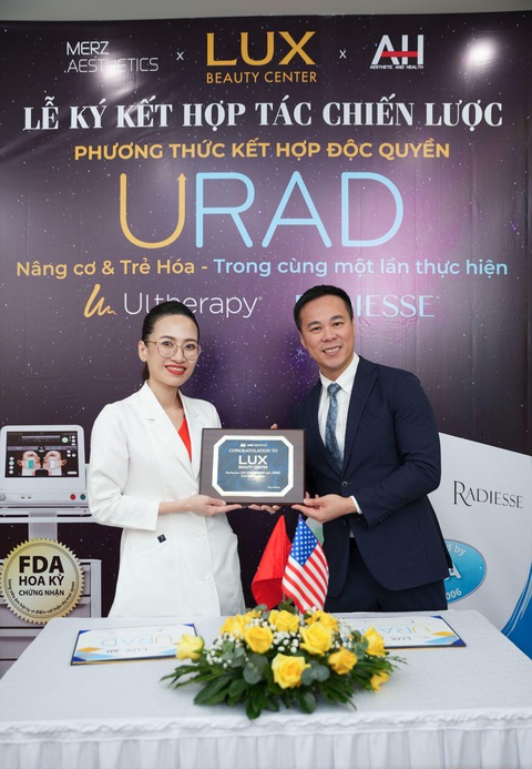 Phòng khám Lux Beauty Center nhận chuyển giao phương thức URAD từ Merz Aesthetics- Ảnh 1. Bác sĩ Tô Lan Phương, CEO của Lux Beauty Center và bác sĩ Ting Song Lim - chuyên gia hàng đầu lĩnh vực trẻ hóa, căng da tại khu vực Châu Á và trainer chính thức của Merz Aesthetics