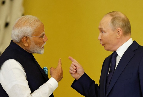 Gặp ông Putin, Thủ tướng Ấn Độ nhắc khéo vụ bệnh viện nhi ở Ukraine- Ảnh 1. Thủ tướng Ấn Độ Modi (trái) nói chuyện với Tổng thống Nga Putin tại Điện Kremlin ngày 9-7 - Ảnh: REUTERS