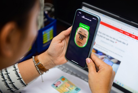 Nhiều người băn khoăn không có căn cước công dân gắn chip, làm sao có thể xác thực khuôn mặt khi chuyển 10 triệu đồng/giao dịch qua tài khoản? - Ảnh: QUANG ĐỊNH Nhiều người băn khoăn không có căn cước công dân gắn chip, làm sao có thể xác thực khuôn mặt khi chuyển 10 triệu đồng/giao dịch qua tài khoản? - Ảnh: QUANG ĐỊNH