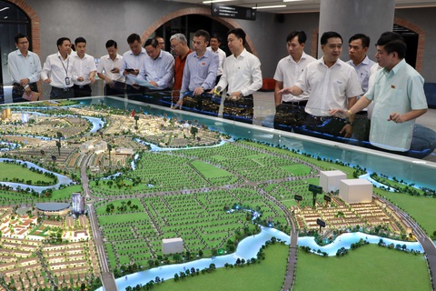 Điều chỉnh để triển khai, không hợp thức hóa sai phạm dự án bất động sản- Ảnh 1. Đoàn công tác của Quốc hội đi giám sát thực tế tại dự án khu đô thị Aqua City (TP Biên Hòa, Đồng Nai) - Ảnh: A LỘC