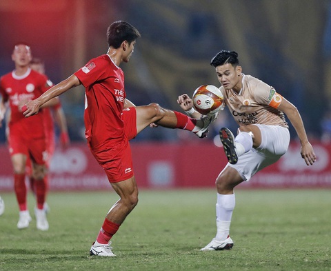 Mua Hồ Tấn Tài, CLB B.Bình Dương quyết đua vô địch V-League- Ảnh 1. Hồ Tấn Tài (phải) trong màu áo CLB Công An Hà Nội ở V-League 2023-2024 - Ảnh: VPF