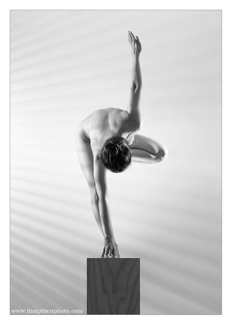 Triển lãm yoga khỏa thân của nghệ sĩ nhiếp ảnh Thái Phiên tại Đà Lạt- Ảnh 5. Một tác phẩm trong triển lãm Nắng sau rèm