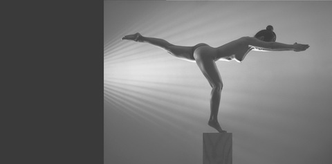Triển lãm yoga khỏa thân của nghệ sĩ nhiếp ảnh Thái Phiên tại Đà Lạt- Ảnh 4. Một tác phẩm trong triển lãm Nắng sau rèm