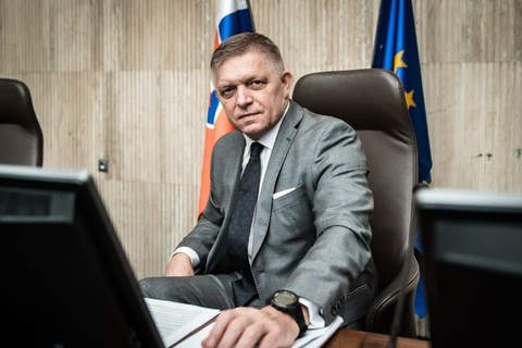 Thủ tướng Slovakia đi đường hầm đến cuộc họp nội các sau ám sát hụt- Ảnh 1. Thủ tướng Slovakia trong bức ảnh đánh dấu trở lại văn phòng làm việc - Ảnh: Facebook Thủ tướng Slovakia