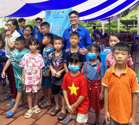 Khám mắt miễn phí cho 80 trẻ tại xã vùng cao của Hạ Long- Ảnh 2. Trong ngày 9-7, tại xã vùng cao Tân Dân của TP Hạ Long có 80 trẻ được khám mắt và cấp phát thuốc miễn phí - Ảnh: H.HÀ