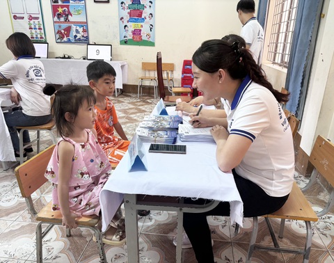 Khám mắt miễn phí cho 80 trẻ tại xã vùng cao của Hạ Long- Ảnh 1. Tình nguyện viên lấy thông tin để khám mắt miễn phí cho trẻ em tại xã vùng cao Tân Dân, TP Hạ Long, tỉnh Quảng Ninh - Ảnh: H. HÀ
