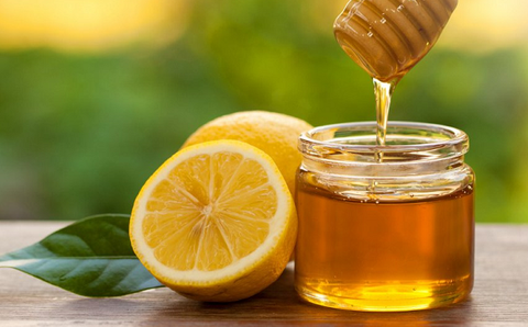 Uống mật ong pha nước ấm buổi sáng rất tốt nhưng cần tránh sai lầm này- Ảnh 2. Kết hợp uống nước chanh với mật ong có nhiều lợi ích cho sức khỏe - Ảnh minh họa