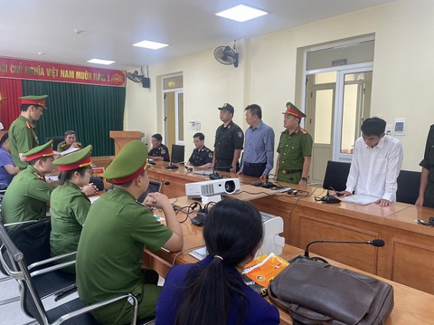 Bắt một chi cục trưởng hải quan cửa khẩu ở Hà Giang- Ảnh 1. Cơ quan cảnh sát điều tra Công an tỉnh Hà Giang thi hành lệnh bắt tạm giam đối với ông Nguyễn Tứ và ông Đinh Đức Minh - Ảnh: Công an Hà Giang