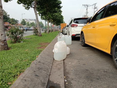 Đặt xô, chậu xí chỗ buôn bán dưới lòng đường- Ảnh 5. Đặt xô, chậu xí chỗ buôn bán dưới lòng đường- Ảnh 5.