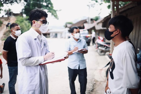 Bác sĩ lấy mẫu, phát thuốc phòng bệnh bạch hầu cho người dân xã Phà Đánh, huyện Kỳ Sơn, Nghệ An - Ảnh: VĂN LANG Bác sĩ lấy mẫu, phát thuốc phòng bệnh bạch hầu cho người dân xã Phà Đánh, huyện Kỳ Sơn, tỉnh Nghệ An - Ảnh: VĂN LANG