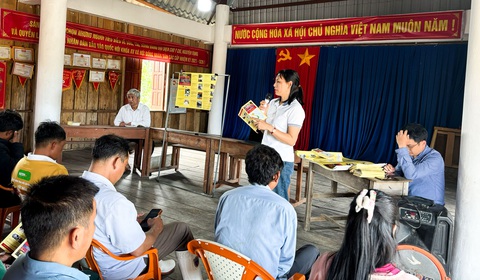 Chuyên gia Viện Vật lý địa cầu tư vấn gì cho người dân vùng bị động đất?- Ảnh 1. Người dân vùng động đất nghe tư vấn hướng dẫn từ các chuyên gia Viện Vật lý địa cầu - Ảnh: VÂN NGA