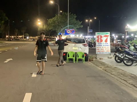 Bát nháo tình trạng tràn ra đường chèo kéo khách ở Đà Nẵng- Ảnh 2. Một số quán nhậu trên đường Nguyễn Sinh Sắc (quận Liên Chiểu) cho nhân viên tràn ra đường mời gọi khách gây mất an toàn giao thông - Ảnh: THANH NGUYÊN