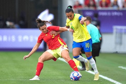 Bóng đá nữ Olympic 2024: Cơ hội để tuyển Mỹ lấy lại vị thế- Ảnh 2. Marta (áo vàng) cùng đội tuyển nữ Brazil thi đấu tại Olympic 2024 - Ảnh: REUTERS