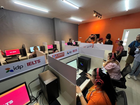 Thí sinh thi IELTS trên máy sẽ nhận kết quả sau 2 ngày- Ảnh 1. Thí sinh dự thi IELTS tại IDP - Ảnh: IDP