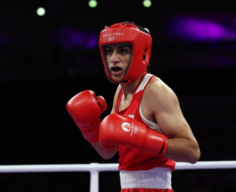 Nữ VĐV bị nghi ngờ giới tính thắng sau 46 giây tại Olympic 2024- Ảnh 1. Imane Khelif (Algeria) chiến thắng tại vòng 16 môn boxing hạng cân 66kg nữ Olympic 2024 sau 46 giây - Ảnh: REUTERS