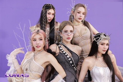 Lunas - nhóm nhạc ra mắt sau chương trình Chị đẹp đạp gió rẽ sóng 2023 Lunas - nhóm nhạc ra mắt sau chương trình Chị đẹp đạp gió rẽ sóng 2023 (gồm Trang Pháp, Diệp Lâm Anh, Ninh Dương Lan Ngọc, Huyền Baby và Khổng Tú Quỳnh)