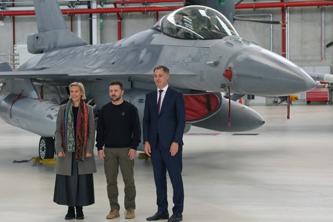 Tổng thống Ukraine Volodymyr Zelensky và Thủ tướng Bỉ Alexander De Croo chụp hình trước một chiếc F-16 khi ông Zelensky đến châu Âu để kêu gọi tài trợ - Ảnh: AFP Tổng thống Ukraine Volodymyr Zelensky và Thủ tướng Bỉ Alexander De Croo chụp ảnh trước một chiếc F-16 khi ông Zelensky đến châu Âu để kêu gọi tài trợ - Ảnh: AFP