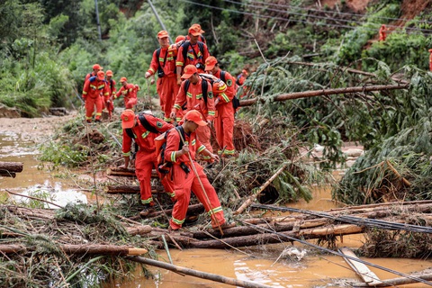 Lực lượng cứu hộ di chuyển trong vùng lũ ở tỉnh Hồ Nam, Trung Quốc, ngày 29-7 - Ảnh: AFP Mưa lũ làm hàng chục người chết ở Trung Quốc, thương vong lớn ở Triều Tiên- Ảnh 1.