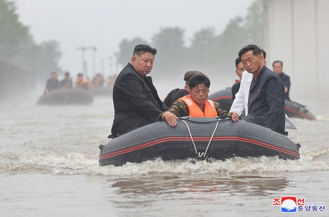 Nhà lãnh đạo Triều Tiên Kim Jong Un đi thị sát vùng bị ảnh hưởng lũ ở khu vực thành phố Sinuiju vào ngày 29-7 - Ảnh: AFP Mưa lũ làm hàng chục người chết ở Trung Quốc, thương vong lớn ở Triều Tiên- Ảnh 2.