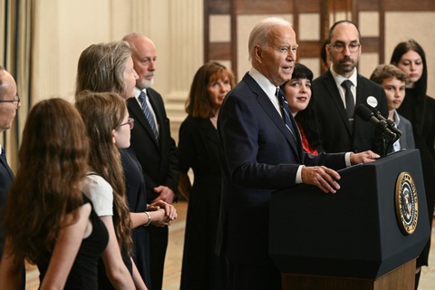 Tổng thống Mỹ Joe Biden phát biểu bên cạnh gia đình của những tù nhân được Nga phóng thích ngày 1-8 - Ảnh: AFP Nga và phương Tây tiến hành đợt trao đổi tù nhân lịch sử- Ảnh 1.