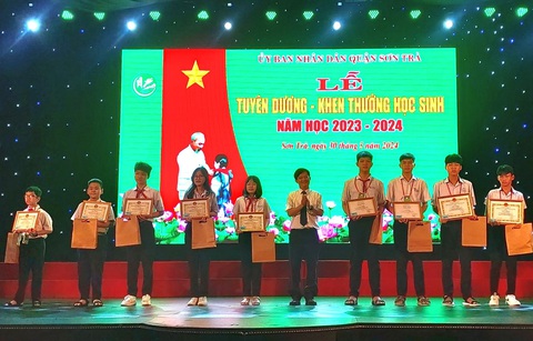 Xây dựng môi trường giáo dục quận Sơn Trà hiện đại và hội nhập- Ảnh 4. Ngành giáo dục đào tạo Sơn Trà thường xuyên chăm lo, khen thưởng kịp thời đội ngũ nhà giáo, học sinh - Ảnh: S.T