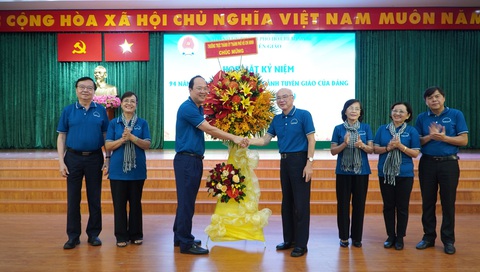 Ngành tuyên giáo TP.HCM cần làm tốt công tác dư luận xã hội- Ảnh 3. Thường trực Thành ủy TP.HCM tặng hoa chúc mừng Ngày truyền thống ngành tuyên giáo - Ảnh: CẨM NƯƠNG