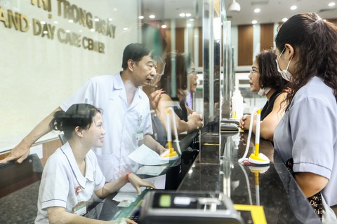 Bộ Y tế đề xuất người mắc ung thư, bệnh hiểm nghèo được chi trả 100% mức hưởng BHYT - Ảnh 1. Bộ Y tế đề xuất người mắc ung thư, bệnh hiểm nghèo được chi trả 100% mức hưởng BHYT - Ảnh 1.