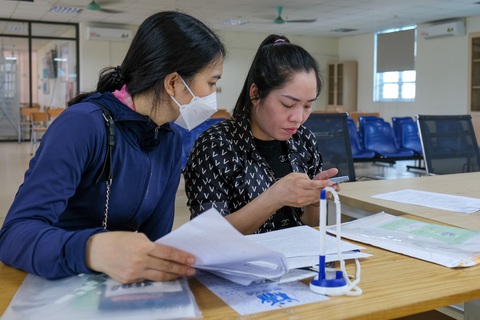 Người lao động làm thủ tục về bảo hiểm thất nghiệp tại Trung tâm Dịch vụ việc làm Bắc Giang - Ảnh: HÀ QUÂN Tin tức sáng 7-8: Cải tiến chất lượng tại Chợ Rẫy, bệnh viện đông nhất TP.HCM- Ảnh 2.