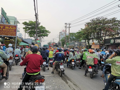 Nối đuôi nhau đi ngược chiều, đường hai chiều thành một chiều- Ảnh 1. Nối đuôi nhau đi ngược chiều, đường hai chiều thành một chiều- Ảnh 1.