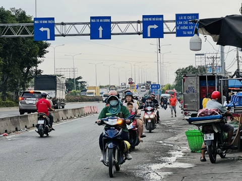 Nối đuôi nhau đi ngược chiều, đường hai chiều thành một chiều- Ảnh 8. Nối đuôi nhau đi ngược chiều, đường hai chiều thành một chiều- Ảnh 8.
