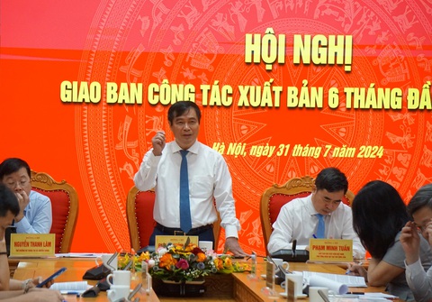 Phó Ban Tuyên giáo Trung ương Phan Xuân Thủy (giữa) phát biểu chỉ đạo tại hội nghị - Ảnh: T.ĐIỂU Làm sao để 'sách Nhà nước' có nhiều người đọc?- Ảnh 1.