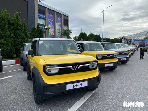 Chi tiết VinFast VF 3 chính thức bàn giao: Rộng như xe cỡ A, nhiều tiện nghi nổi bật nhóm xe mini- Ảnh 1. VinFast VF 3 là mẫu xe thuộc phân khúc ô tô điện mini, chung phân khúc với Wuling Mini EV. Kích thước tổng thể 3.190 x 1.679 x 1.622 (mm), trục cơ sở dài 2.075mm và khoảng sáng gầm lên tới 191mm. Như vậy, VF 3 có kích thước lớn hơn Mini EV, thậm chí còn rộng hơn hầu hết xe hạng A, chiều cao có thể sánh ngang VF 8 (1.667mm). Khoảng sáng gầm cao hơn một số CUV phổ thông như Hyundai Santa Fe, Ford Territory. Dù vậy, xe vẫn đủ gọn để dễ dàng di chuyển trong đô thị