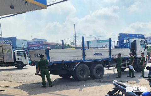 Cụ bà bán vé số dạo tử vong sau tai nạn với xe tải cẩu- Ảnh 1. Cụ bà bán vé số dạo tử vong sau tai nạn với xe tải cẩu- Ảnh 1.