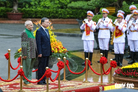 Chủ tịch nước Tô Lâm chủ trì lễ đón và hội đàm với Tổng thống Timor-Leste- Ảnh 3. Quốc thiều Timor-Leste và Việt Nam lần lượt được cử lên tại lễ đón - Ảnh: NAM TRẦN