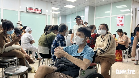 Bóng đèn máy chụp CT hỏng cả tháng, bệnh nhân phải qua bệnh viện khác chụp 'ké'- Ảnh 4. Bệnh nhân xếp hàng đợi mòn mỏi tại Bệnh viện Chuyên khoa ngoại thần kinh quốc tế (quận Tân Phú, TP.HCM) - Ảnh: TIẾN QUỐC