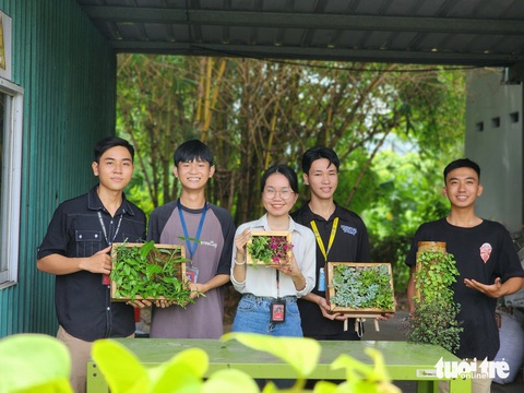 Sinh viên khởi nghiệp với dòng tranh sinh học- Ảnh 1. Nhóm sinh viên Trường đại học Văn Lang đã sáng tạo ra dòng tranh sinh học với tên gọi BioPicture - Ảnh: NGỌC PHƯỢNG