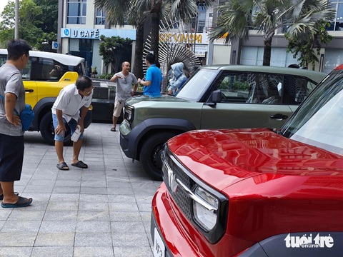 Ô tô điện 'quốc dân' VinFast VF 3 xuất hiện, khách hàng xếp hàng ở Landmark 81 chờ lái thử- Ảnh 1. Nhiều khách hàng
