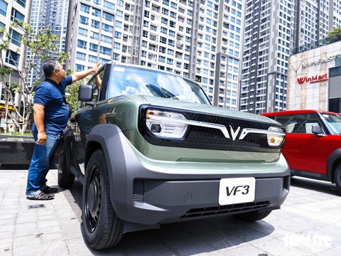 Ô tô điện 'quốc dân' VinFast VF 3 xuất hiện, khách hàng xếp hàng ở Landmark 81 chờ lái thử- Ảnh 3. Đây là những mẫu xe bản thương mại sẽ được bàn giao cho khách hàng ngay hôm nay. So với bản thử nghiệm được tiết lộ trước đó, VF 3 bản thương mại cứng cáp và hút mắt người dùng hơn rất nhiều.