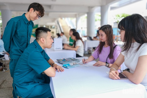 Thanh niên nghe tư vấn tiền lương, việc làm từ nhà tuyển dụng tại Hà Nội - Ảnh: HÀ QUÂN Đề xuất sửa Luật Việc làm có siết lợi ích người lao động?- Ảnh 1.