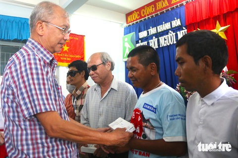 Ông Dương Thành Truyền - nguyên phó tổng biên tập Báo Tuổi Trẻ, uỷ viên Hội đồng quản lý Quỹ từ thiện sách nói cho người mù - trao tặng điện thoại cảm ứng cho người mù tỉnh Khánh Hòa - Ảnh: NGUYỄN HOÀNG Ông Dương Thành Truyền - ủy viên hội đồng quản lý Quỹ Từ thiện sách nói cho người mù - trao tặng điện thoại cảm ứng cho người mù tỉnh Khánh Hòa - Ảnh: NGUYỄN HOÀNG