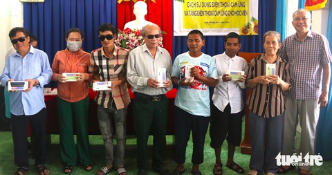 Những chiếc điện thoại thông minh được cài đặt sẵn trợ lý ảo tiếng việt đã trao tận tay cho người mù tỉnh Khánh Hòa - Ảnh: NGUYỄN HOÀNG Người mù sử dụng điện thoại cảm ứng ra sao?- Ảnh 4.